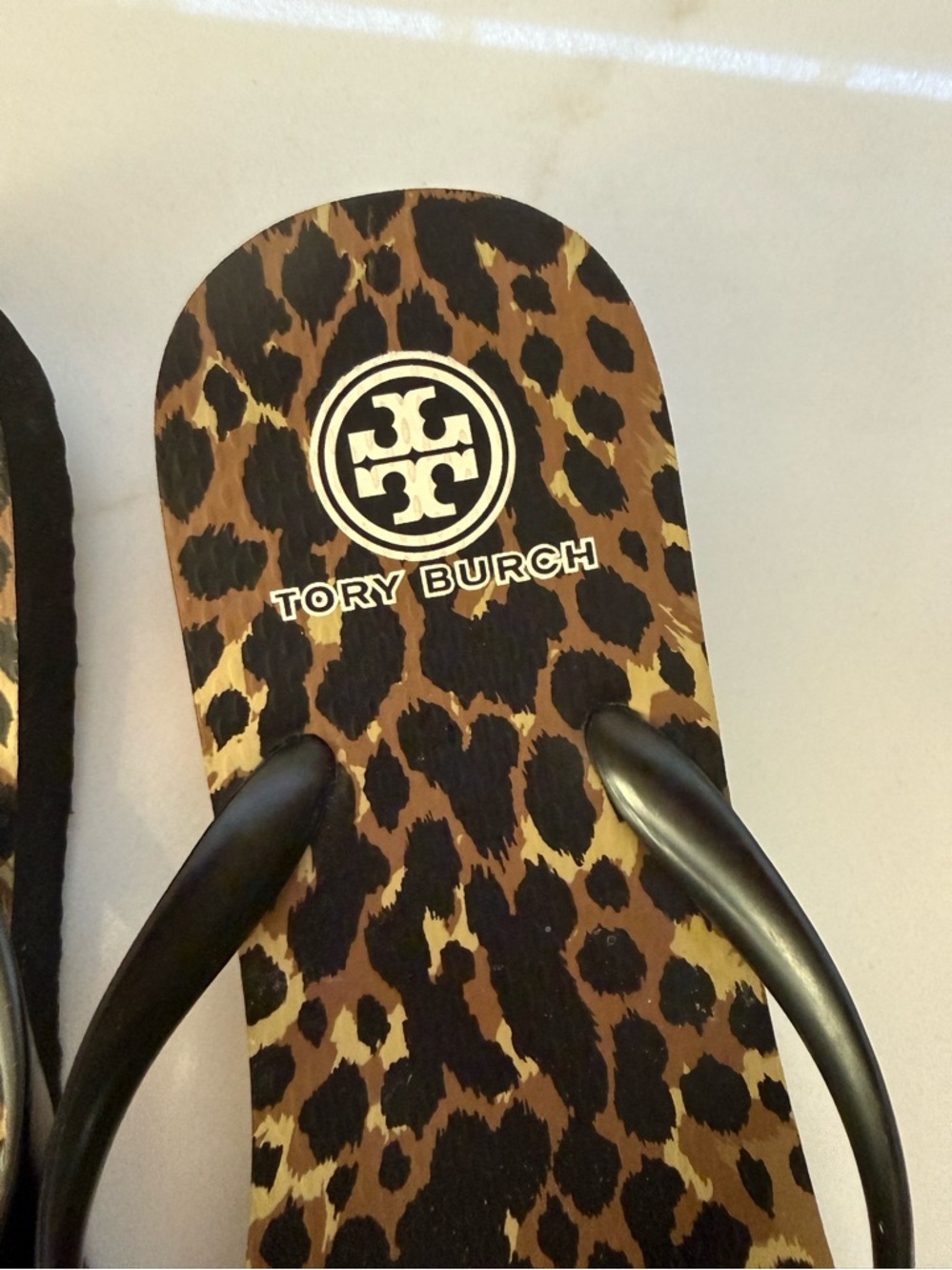Tory Burch Leopard-Print Flip Flops with Black Straps and Gold Logos ? Size - Picture 2 of 9